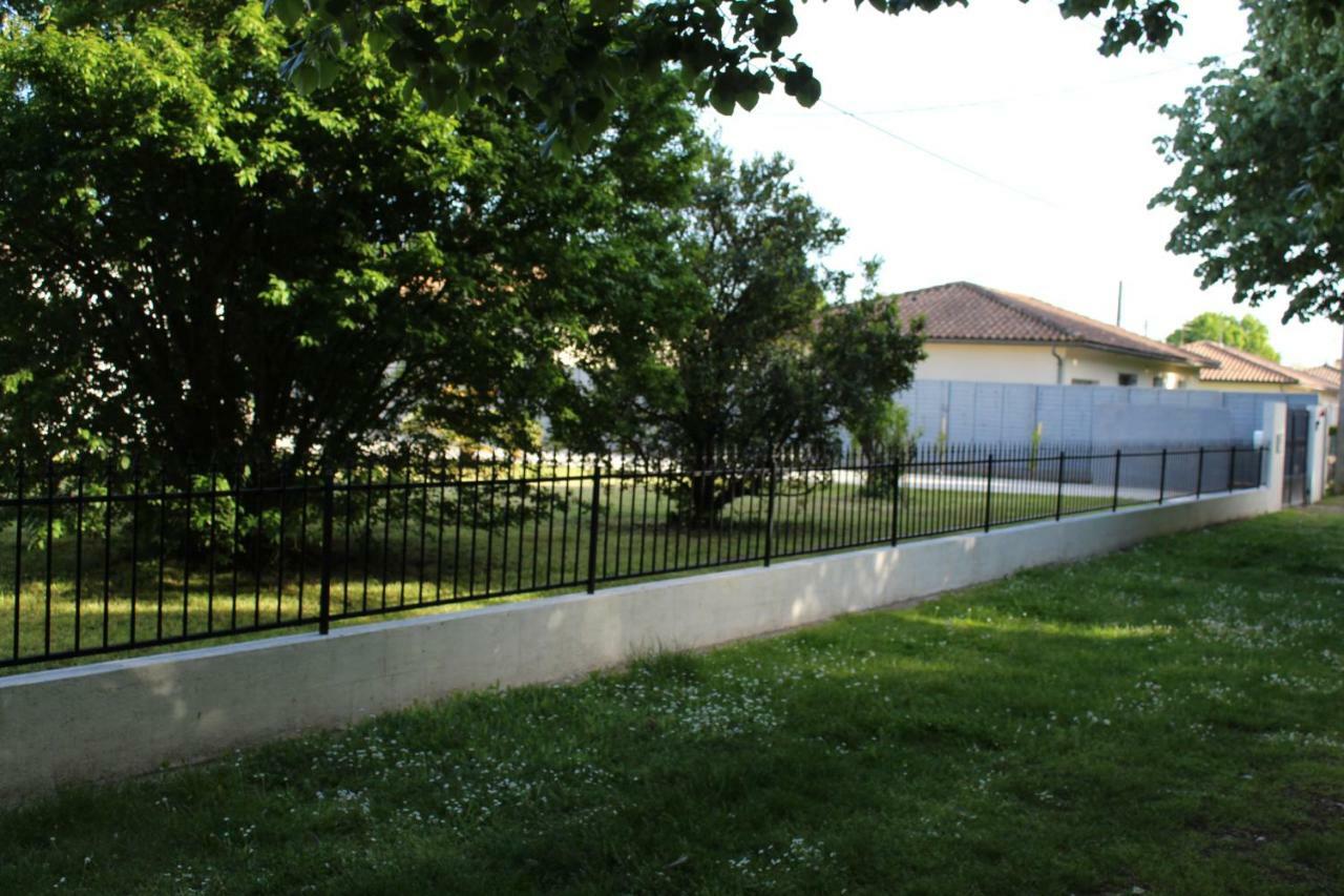 Les Tresors De Lizzie Hotel Coutras Buitenkant foto